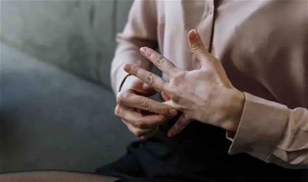 انتهت القصة بعد 8 أشهر.. مغنية تعلن انفصالها عن خطيبها