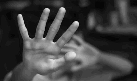 حادثة مرعبة... أب يغتصب ابنته ويخطف مولودها قبل محاولة انتحاره