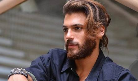 &quot;أنا قبيح ومغرور&quot;.. الممثل التركي الوسيم يستفز منتقديه برسالة غريبة! 