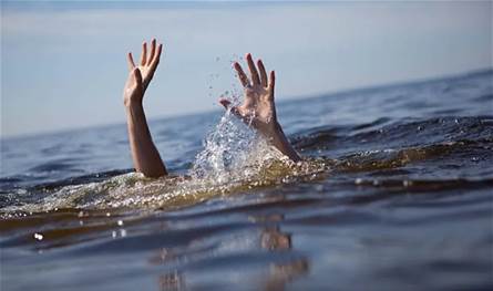 البحر يهدد حياة شخصين.. حادثة غرق قبالة شاطئ الميناء!