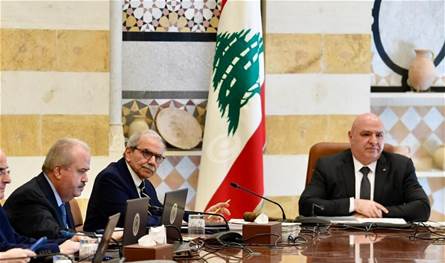 مجلس الوزراء أمام اختبار السلاح...وخلافات بشأن مهلة التسليم