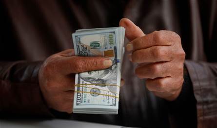 من لبنان إلى سوريا.. دولارات لـ&quot;هؤلاء&quot;!