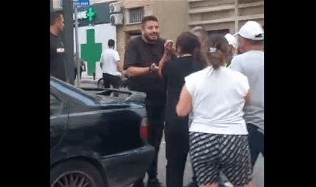 تهديد وإشكال.. شخص يُشهر سلاحاً بوجه وليام نون بمحيط المرفأ