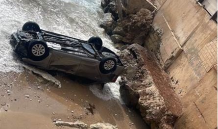 في منطقة لبنانية.. سيارة تسقط على &quot;شاطئ&quot; (صورة)