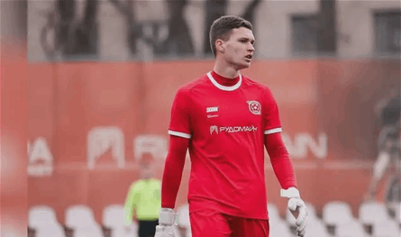 لاعب يفر من معسكر فريقه في أوروبا.. ما السبب؟