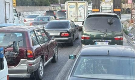 زحمة سير خانقة على الأوتوستراد الغربي المؤدي إلى حاجز المدفون.. والسائقون يناشدون