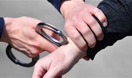 في زوق مصبح.. توقيف منفّذ عمليات سلب ونشل بقوة السلاح