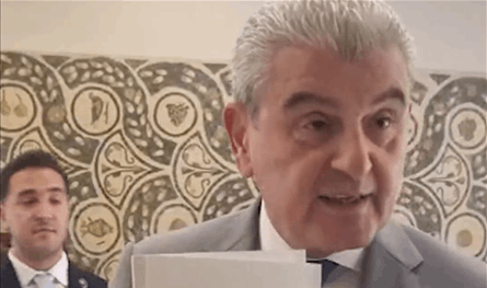 خلال دخوله إلى الجلسة.. هذا ما كان يحمله أحد الوزراء (فيديو)