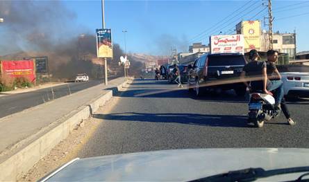 بالفيديو... إستهداف سيارة على طريق المصنع