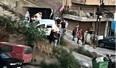 مشهدٌ غريب... إستقرار سيارة على درج!