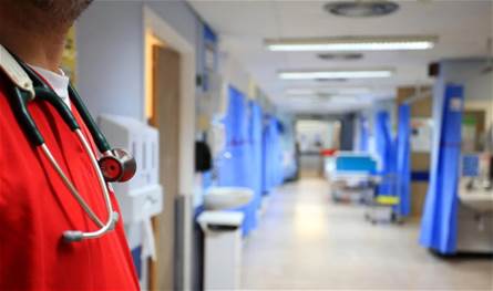 نُقِلَ فوراً إلى المستشفى... فنان يدخل في غيبوبة وعائلته تطلب الدعاء له