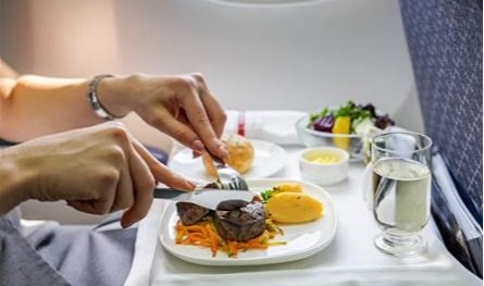 طعام الطائرات... طبيب يكشف حقائق غريبة!