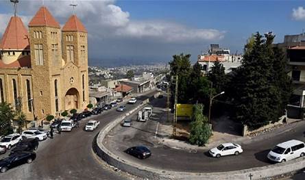 بالصورة... هذا ما حصل على طريق عاريا مساءً