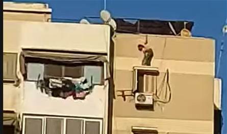 مشهد مروع.. طفلة علقت على حافة شرفة منزلها في الطابق الـ 11 وهذا ما حلّ بها (فيديو)
