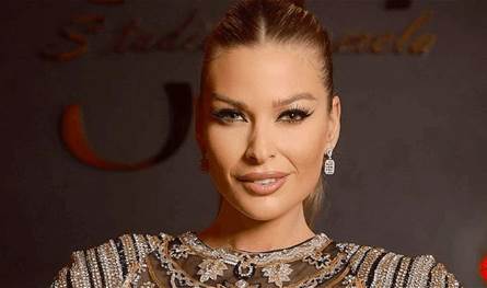 سمراء ولا تزال صبية.. والدة باميلا الكيك تخطف الأنظار تعرّفوا إليها (صورة)