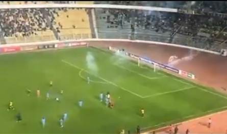 سقط أرضاً متألماً.. إصابة لاعب بمفرقعات نارية أثناء الاحتفال بهدف الفوز شاهدوا ماذا حصل (فيديو)