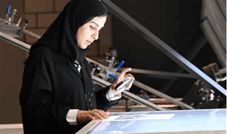 فنانة سعودية تجمع بين الذاكرة والألم.. والفن تشكيلي!