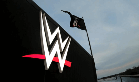 أسطورة WWE فيكتوريا تكشف عن حادثة محرجة في يومها الأول مع الشركة
