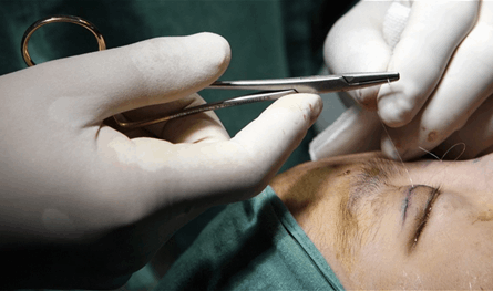 تبيع الأوهام لا الجمال... متى تشنّ حرب حاسمة على &quot;دكاكين التجميل&quot;؟