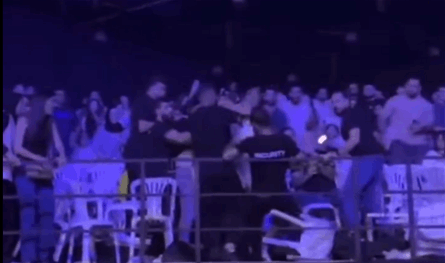 بالفيديو.. إشكال وتضارب خلال حفل تامر حسني في بيروت 