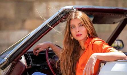 حاملة العلم اللبناني.. رسالة مؤثرة من ممثلة سورية شهيرة (صورة)