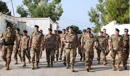 قائد الجيش بالنيابة يتفقد قطاعات الجنوب ويقدّم التعازي للشهداء