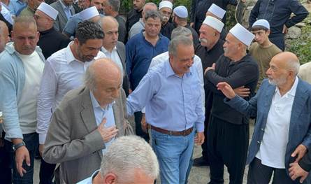 جنبلاط في مرمى الأسئلة المحرجة… مشايخ الدروز يواجهونه بحقيقة مجزرة السويداء ودور الدولة السورية الداعم لها!