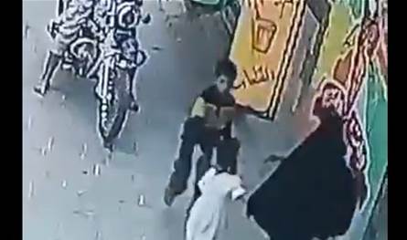 طفل أنقذ شقيقته من محاولة اختطاف في وضح النهار.. شاهدوا ماذا فعل (فيديو)