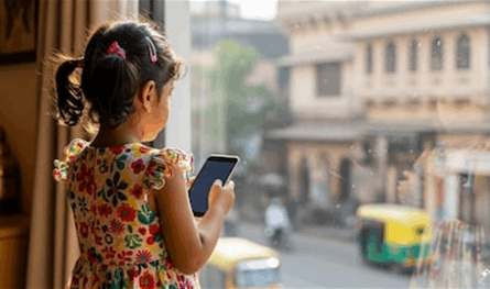بسبب ملابسها.. طفلة تتصل بخط نجدة الأطفال للإدعاء على أمها