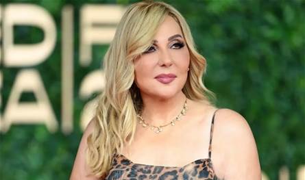 وكأنها فتاة عشرينية.. ناديا الجندي بإطلالة صيفية على البحر في الساحل الشمالي (صور)