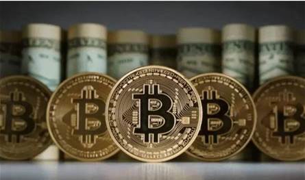 بيتكوين تقترب من أعلى مستوياتها مع صعود الدولار قبيل بيانات التضخم
