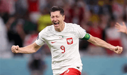 ليفاندوفسكي يطوي صفحة الخلافات وينعش آمال بولندا 