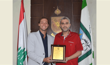 بلدية طرابلس كرّمت بطل السباحة منذر كبارة