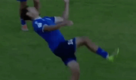 بالفيديو: احتفال هدف ينتهي بكارثة ويقصي لاعبًا عن الموسم!