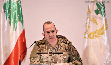 قائد الجيش يتفقد موقع انفجار مجدل زون ويزور قيادة اللواء الخامس