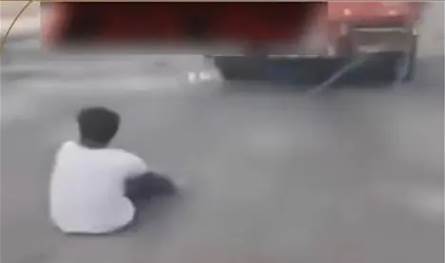 فيديو يُحدث ضجّة في مصر... تقييد 3 أشخاص بشاحنات وسحلهم