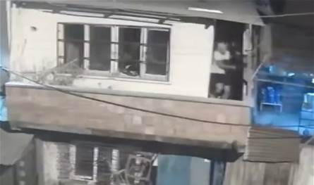 معركة مسلحة بين جيران.. إليكم ما حصل (فيديو)