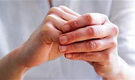 علامات على اليدين تشير إلى مشاكل صحية.. احذروا منها 