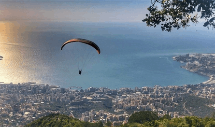 سقوط طائرة شراعية في حريصا.. إليكم التفاصيل
