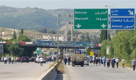 انزلقت دراجتها تحت شاحنة… فتاة تتعرّض لحادث خطير على طريق شكا