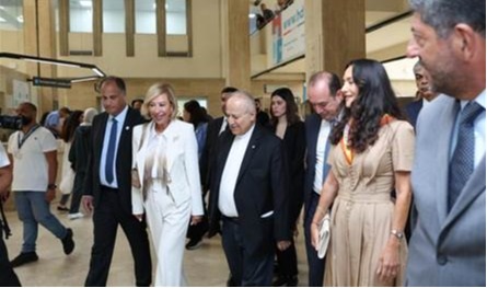 جولة للبنانية الأولى نعمت عون على مركز سرطان المرأة في مستشفى أوتيل ديو (صور) 
