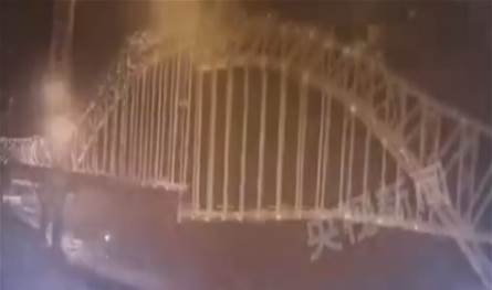 بالفيديو... قتلى ومفقودون جراء انهيار جزئي لجسر في الصين
