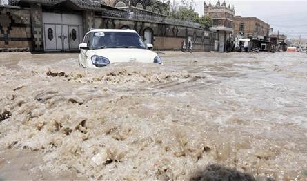 في حضرموت وشبوة.. سيول جارفة تودي بحياة 3 أشخاص