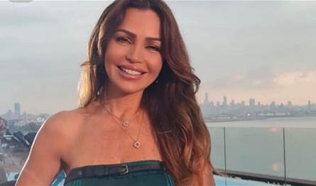 بدت وكأنها شقيقتهما.. زوجة راغب علامة تُثير الجدل بإطلالة شبابية برفقة أولادها (صور)