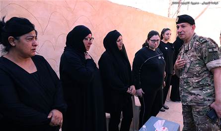 قائد الجيش قدّم التعازي لعائلتَيّ عسكريَّين استُشهدا جراء انفجار مخزن أسلحة في الجنوب