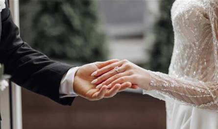 بفستان أبيض بسيط.. ممثلة تركية شهيرة تتزوج من حبيبها لاعب كرة السلة (فيديو)