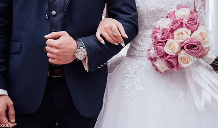 زوجته من خارج الوسط الفني.. مخرج يدخل القفص الذهبي بحفل بسيط (صور)
