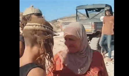 نظرت في عينيه وبصقت بوجهه.. مواجهة بين سيدات فلسطينيات ومستوطنين (فيديو)