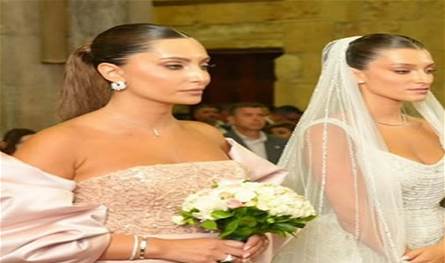 بغاية الجمال... مذيعة الـ&quot;ال بي سي&quot; بإطلالة أنيقة في زفاف شقيقتها (صور)