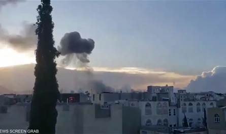 الحوثيون يعلنون مقتل رئيس الحكومة وعدد من وزرائه بغارة إسرائيلية